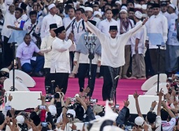 Kampanye akbar, Prabowo-Sandiaga salat subuh di GBK