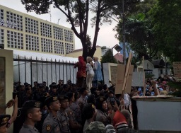 Lagi, emak-emak pendukung Prabowo demo KPU