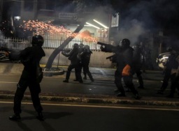 Dilempar bom molotov, polisi cecar massa dengan gas air mata