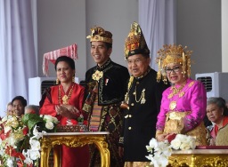 Presiden Jokowi kenakan pakaian adat bali di upacara HUT ke-74 RI