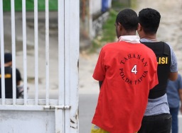 Tangkap aktor kerusuhan Papua, polisi sita berbagai senjata tajam