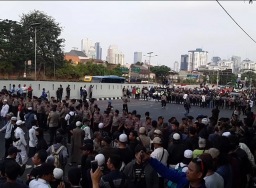 Demo di DPR, massa mahasiswa bentrok dengan FPI