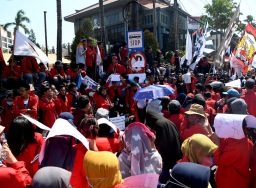 Dua bocah lempar bom molotov di aksi demo Surabaya Menggugat