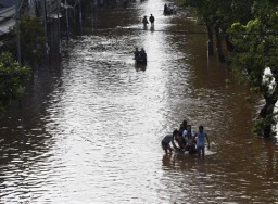 Hujan deras, empat pintu air di Jakarta siaga