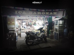 Gurita toko kelontong Madura di perkampungan Jakarta