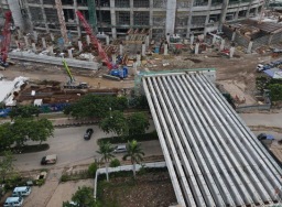 Girder ramp barat Jakarta International Stadium mulai terpasang