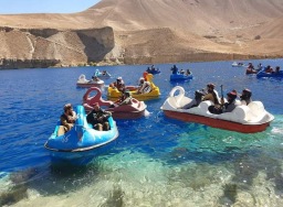 Viral: Pejuang Taliban bermain perahu angsa warna-warni