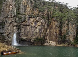Dinding batu runtuh timpa perahu wisata di Brasil 