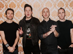 Simple Plan rilis lagu baru bareng vokalis Sum 41