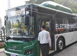 Bus listrik Bakrie resmi mengaspal di Jakarta, melaju tanpa suara!