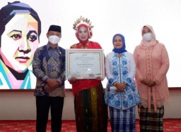 13 tahun mengabdi, bidan di Gowa raih penghargaan dari OASE Kabinet Indonesia Maju