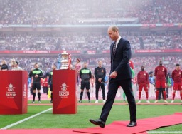 Fans Liverpool soraki Pangeran William dan lagu kebangsaan Inggris 