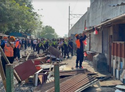 Berdiri di lahan milik KAI, 120 bangunan liar di Jaktim dibongkar