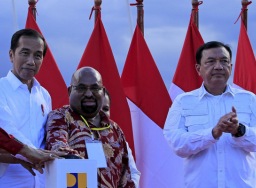 Jokowi minta Lukas Enembe kooperatif