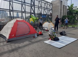 Demo RKUHP, massa dirikan tenda di depan Gedung DPR