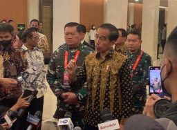 Jokowi minta TNI-Polri kawal hilirisasi SDA dan investasi