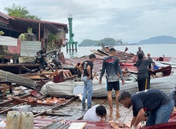 Polisi evakuasi warga korban gempa di Bumi Cendrawasih
