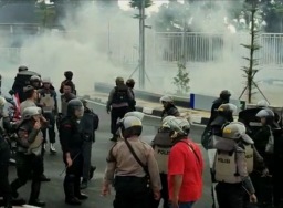 Lagi, polisi tembakkan gas air mata saat pengamanan pertandingan sepak bola
