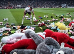 Suporter Beskitas lempar ribuan boneka ke lapangan stadion