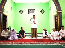 Tingkatkan fasilitas ibadah, Bupati Kukar serahkan bantuan rehabilitasi masjid di Bukit Biru