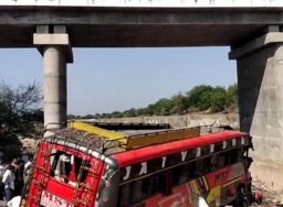 Sedikitnya 15 tewas setelah bus jatuh dari jembatan di India
