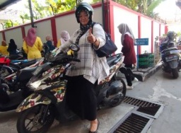 Anggota DPRD Kabupaten Pati nyaman berangkat kerja dengan sepeda motor