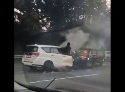 Innova kebakaran setelah bertabrakan dengan truk, pengemudi keluar lewat jendela