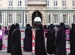 Ratusan siswi di Prancis tolak lepas abaya dipulangkan dari sekolah