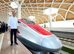 Jokowi sebut studi kereta cepat Bandung-Surabaya selesai 2 minggu lagi