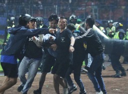 Tumpul sanksi di tengah kerusuhan berulang antarsuporter sepak bola
