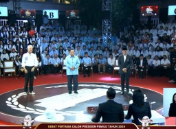 Debat capres 2024: Anies serang pemerintah, Prabowo bela Jokowi, Ganjar cerita safari