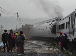Kecelakaan Kereta Turangga dan KA Bandung Raya: 4 petugas KAI tewas