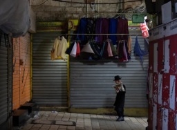 Di Kota Tua Yerusalem, pengepungan Israel memaksa toko-toko Palestina tutup