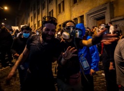 Ketika demonstran di Georgia penentang hukum Rusia harus menghadapi preman bayaran