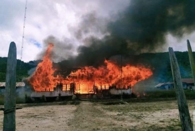 Sekelompok warga bakar kantor distrik usai pembagian BLT di Papua