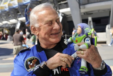 Buzz Aldrin, manusia kedua di Bulan, menikah di hari ulang tahunnya yang ke-93