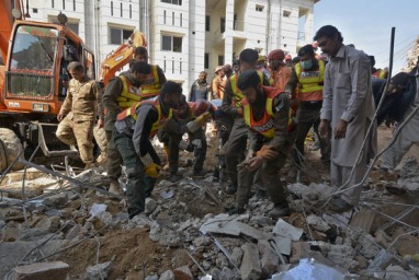 Korban tewas bom masjid komplek polisi di Pakistan mencapai 100 orang