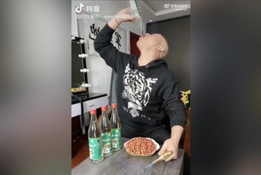 Influencer meninggal setelah live TikTok minum miras Cina Baijiu