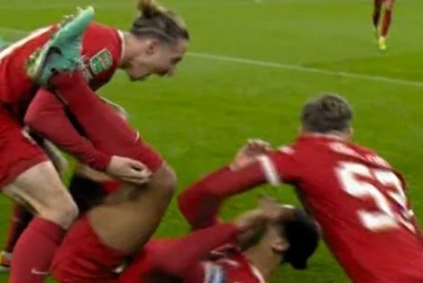 Tsimikas ‘penuh gairah’ merayakan gol Van Dijk di Piala Carabao, fans tercengang