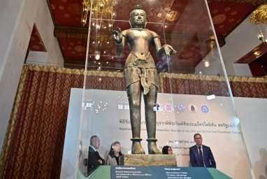 'Siswa Berdiri' dan 'Perempuan Berlutut' dikembalikan Museum di New York ke Thailand