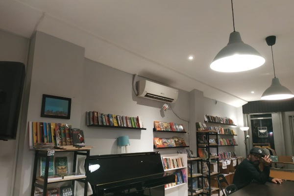 Kios Ojo Keos berkonsep cafe buku di Lebak Bulus