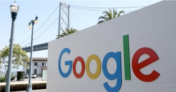 Google luncurkan inisiatif baru untuk mendanai jurnalisme, sementara Facebook meninjau ulang