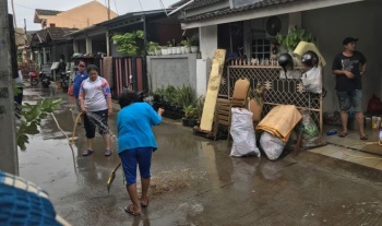 Banjir di Maharta usai, warga bersihkan sisa lumpur