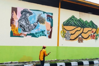 Seniman buat mural di PIBC bertema gemah ripah loh jinawi