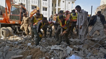 Korban tewas bom masjid komplek polisi di Pakistan mencapai 100 orang
