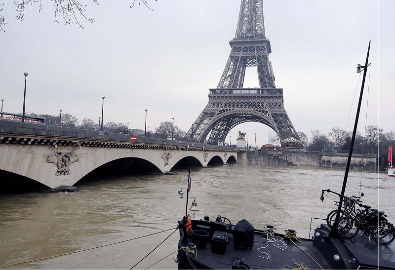 Sungai Seine meluap, Paris terancam banjir