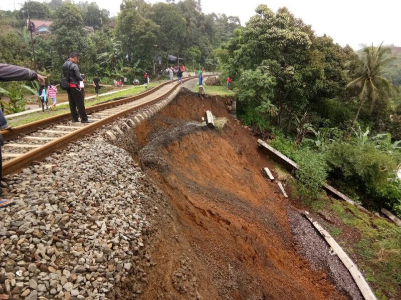 Jalur KA Bogor-Sukabumi dan kereta bandara diterjang longsor