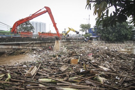 3.000 ton sampah diangkut pasca banjir di Sungai Ciliwung