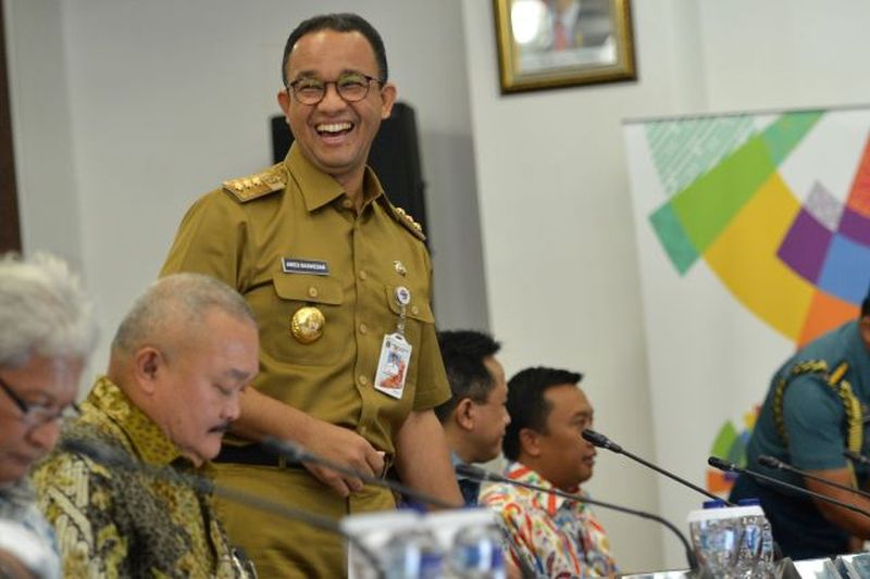 Ditahan dampingi Jokowi sematkan medali, ini reaksi Anies