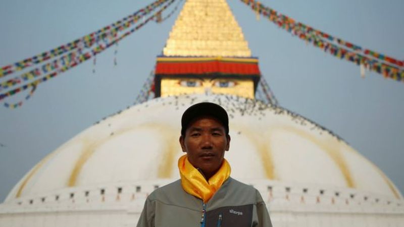 Sherpa berusaha pecahkan rekor dunia mendaki Puncak Everest 